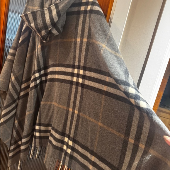 Burberry Gray Plaid Cape - Picture 3 of 8